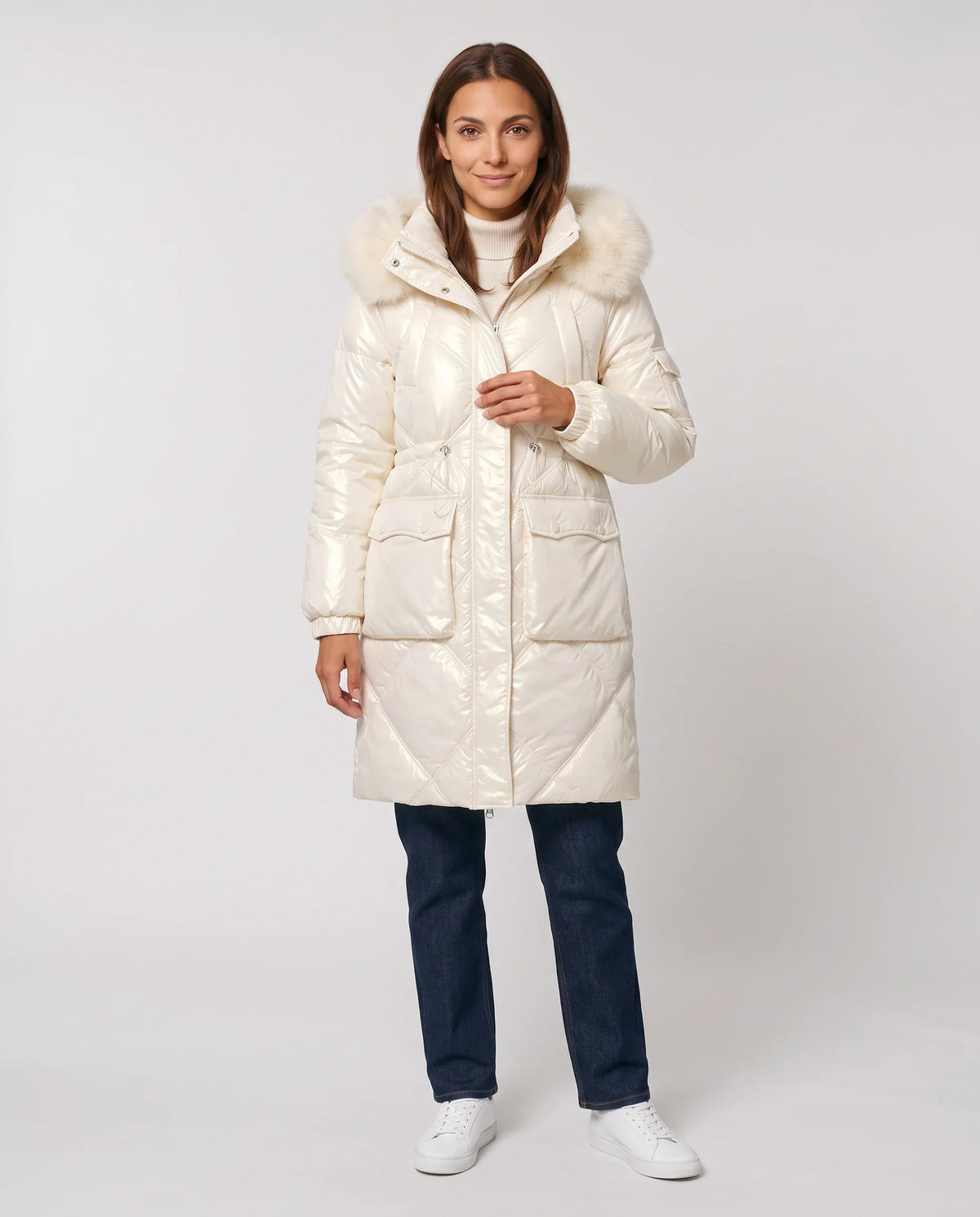 Parka mi-longue brillante à capuche fourrure