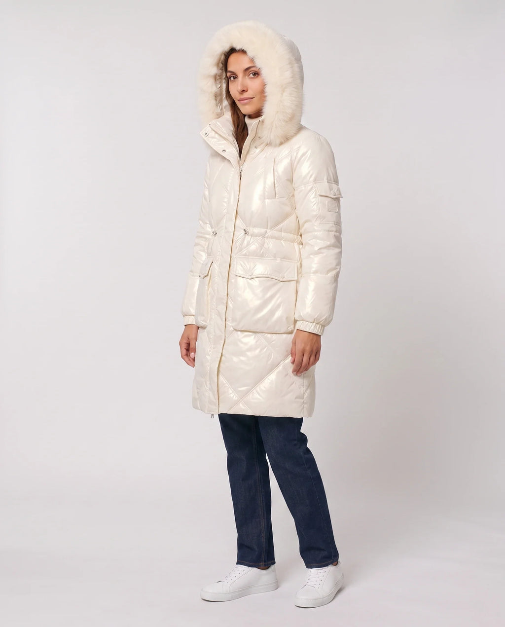 Parka mi-longue brillante à capuche fourrure