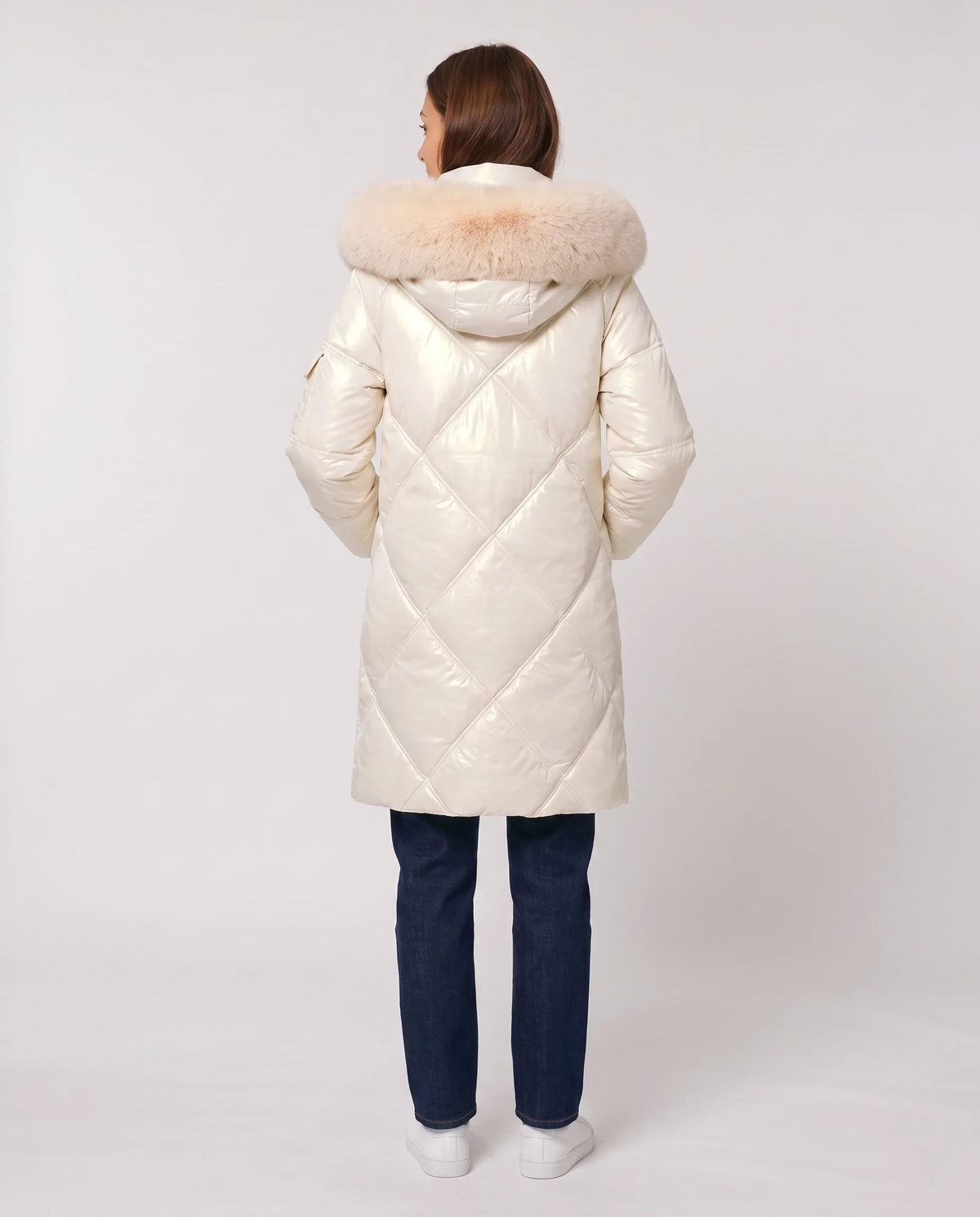 Parka mi-longue brillante à capuche fourrure