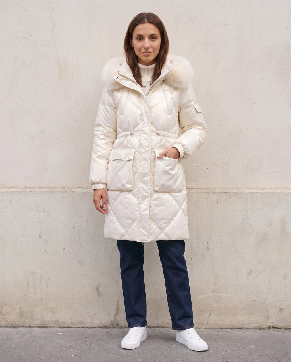 Parka mi-longue brillante à capuche fourrure