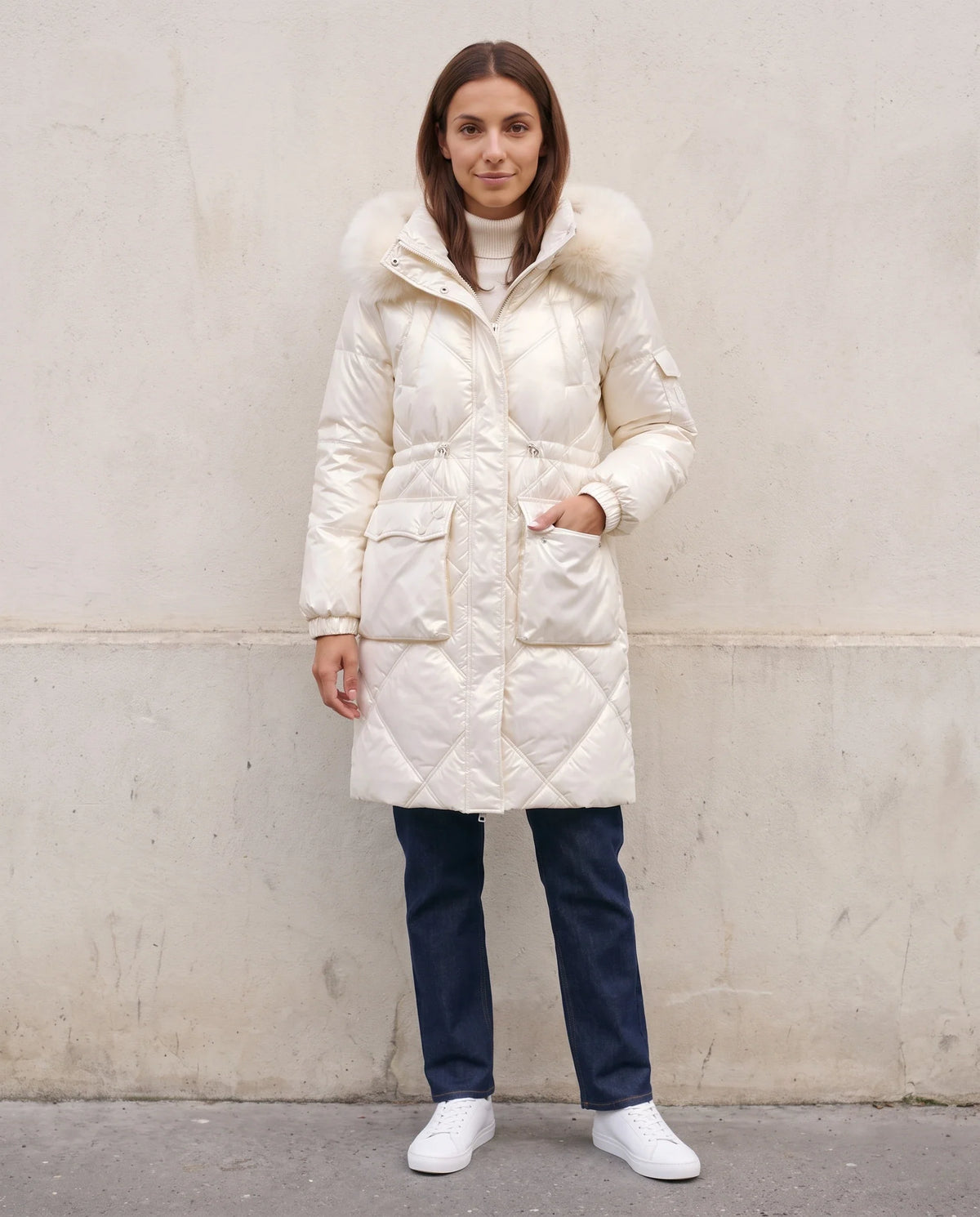 Parka mi-longue brillante à capuche fourrure