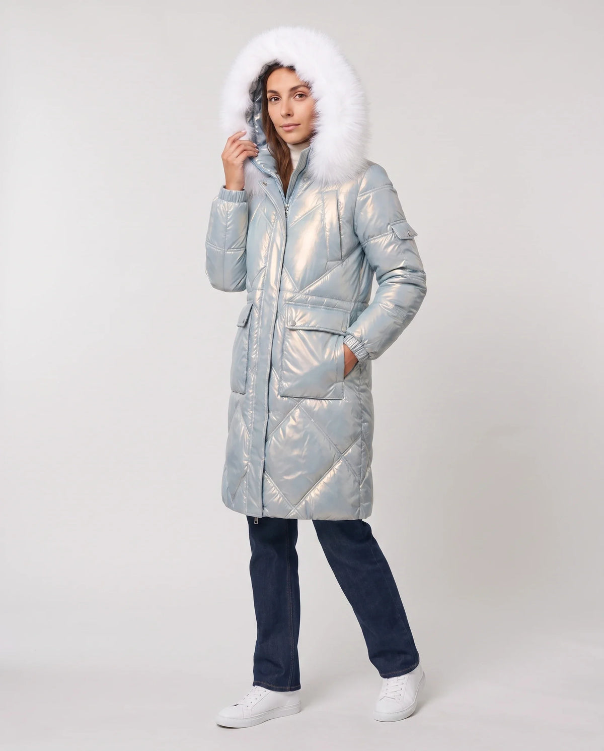 Parka mi-longue brillante à capuche fourrure