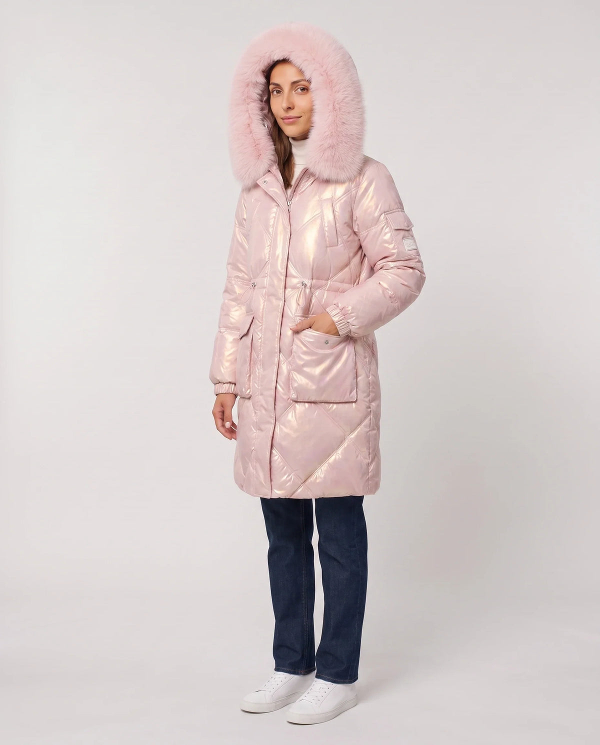 Parka mi-longue brillante à capuche fourrure