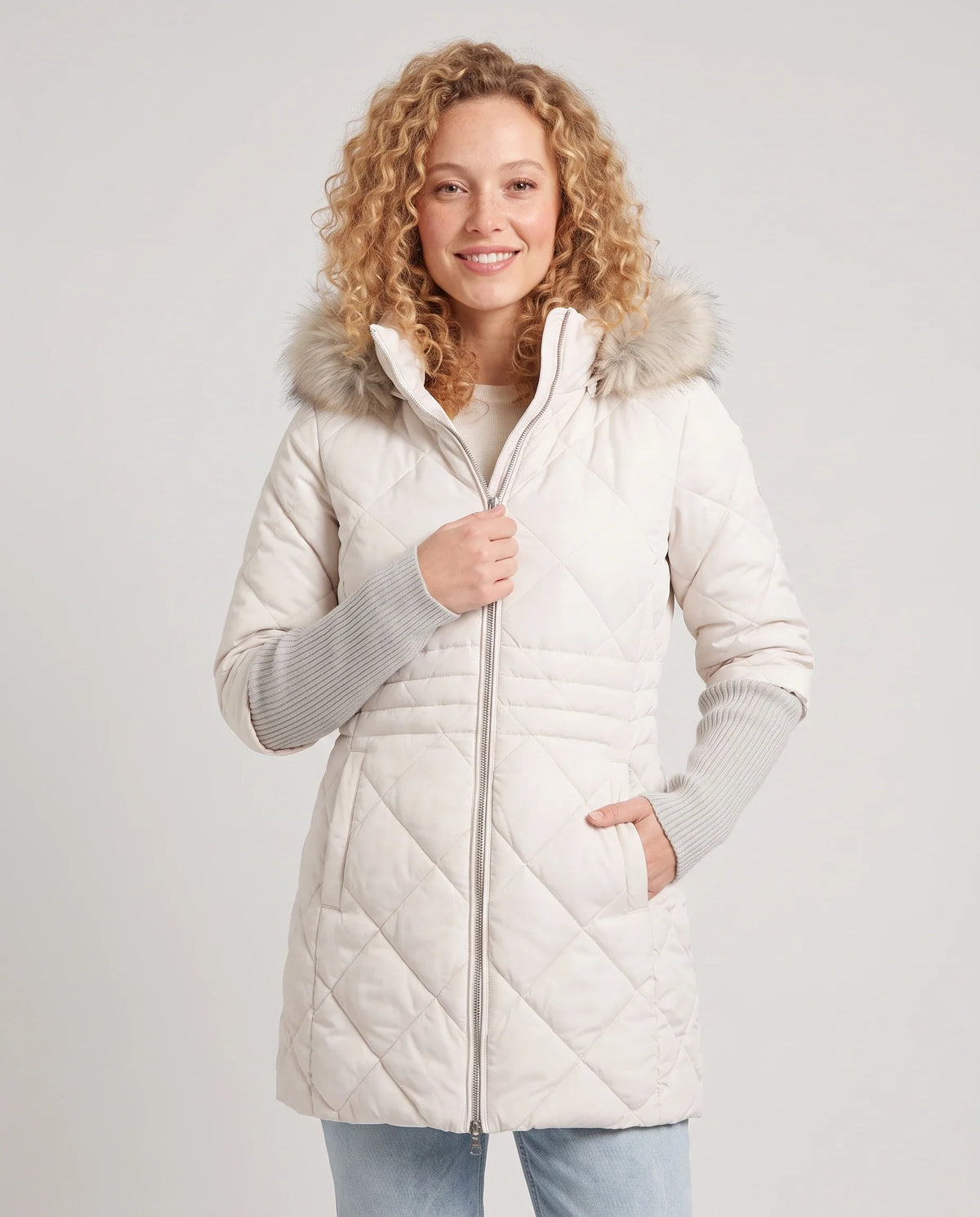 Parka mi-longue matelassée à manches tricot