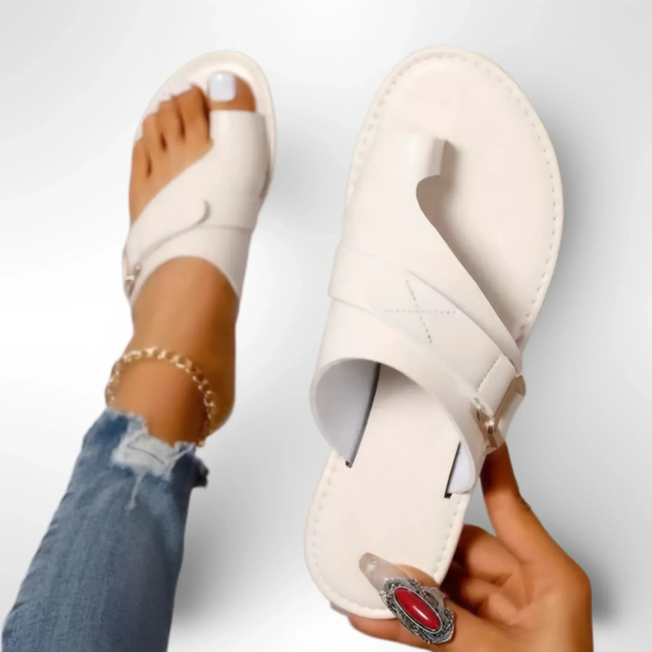 Sandales plates confortables à enfiler avec boucle d’orteil