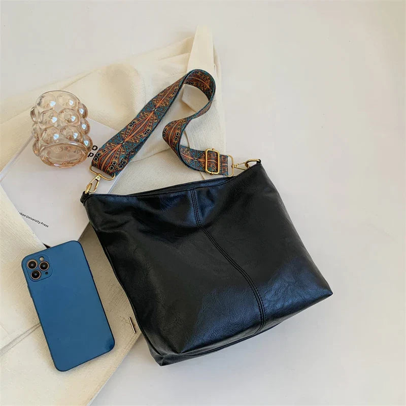 Sac bandoulière en simili cuir à sangle en tissu