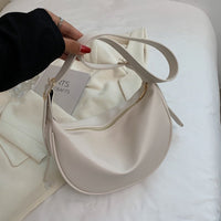 Sac demi-lune porté épaule en simili cuir lisse